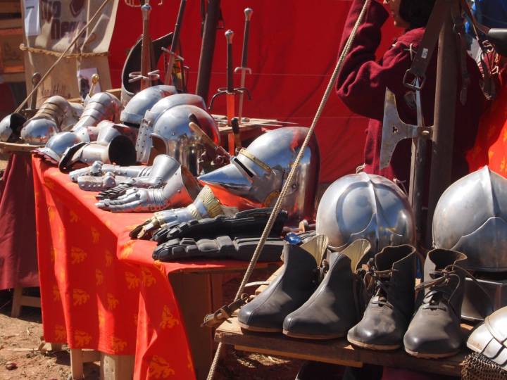 Réplicas y armaduras de los siglos XIV y XV. Foto: Ismael Marinero.