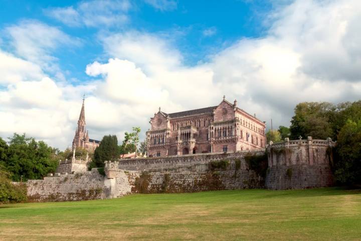 Palacio de Sobrellano, construido para Alfonso XII, aunque nunca lo disfrutó.