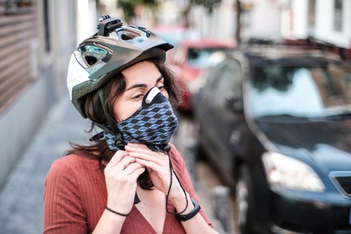 La mascarilla y el casco antes de montar en bici