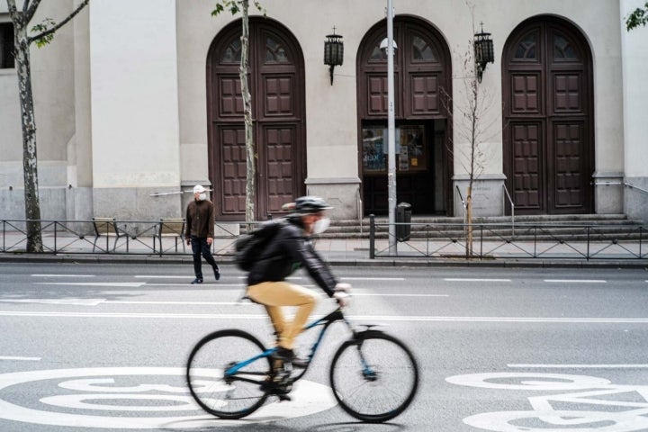 Un hombre circulando por el carril bici en la calle Bravo Murillo