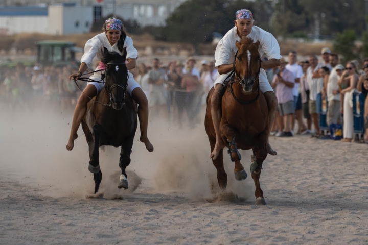 Jinetes y amazonas cabalgan sin montura ni fusta una línea recta de 700 m.
