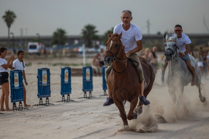 Los entrenamientos también atraen la atención del público en la playa.