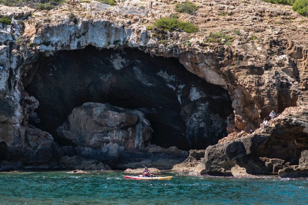 Cova Tallada, la gruta de aguas cristalinas más deseada de Dénia