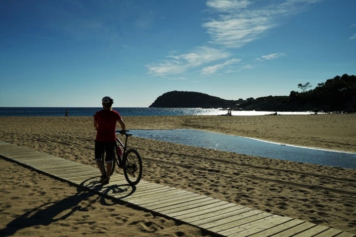 La playa del Castell es el arenal dorado más amplio de la Costa Brava.