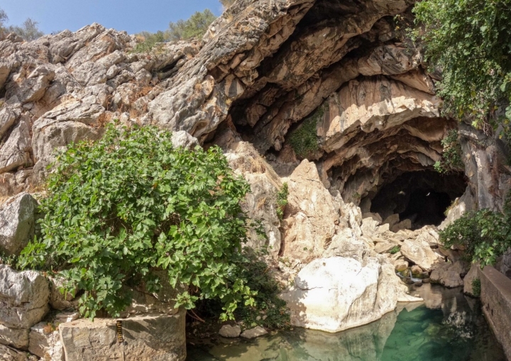 La Cueva del Gato se encuentra en pleno parque natural Sierra de Grazalema.