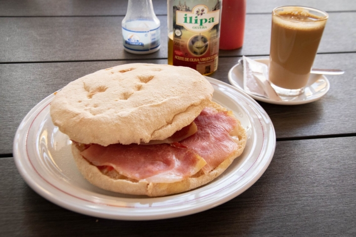 El mollete con jamón, delicioso.