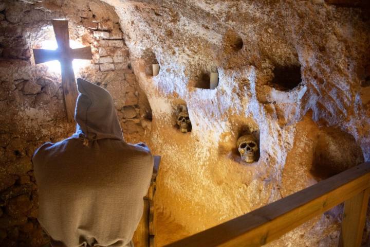 Cueva de los 100 Pilares (Arnedo): monjes