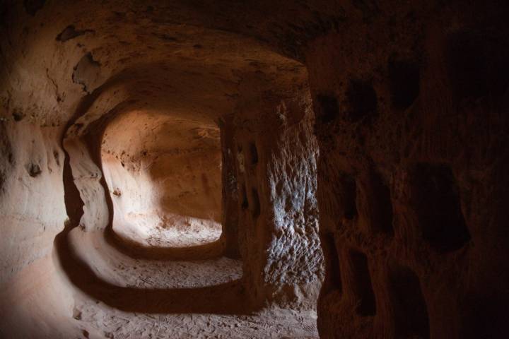 Cueva de los 100 Pilares (Arnedo): luces y sombras