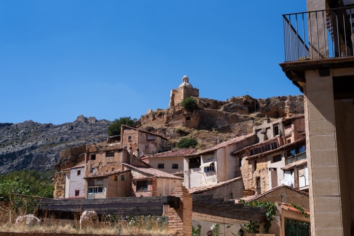 Arriba la ermita de los Pueyos y los restos del castillo.