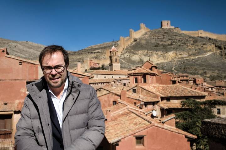 El escritor Javier Sierra posa en uno de los mejores miradores de la localidad.