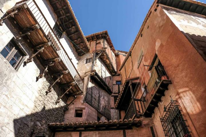 Casas de Albarracín, con varias plantas, construidas siguiendo la arquitectura tradicional de la zona.