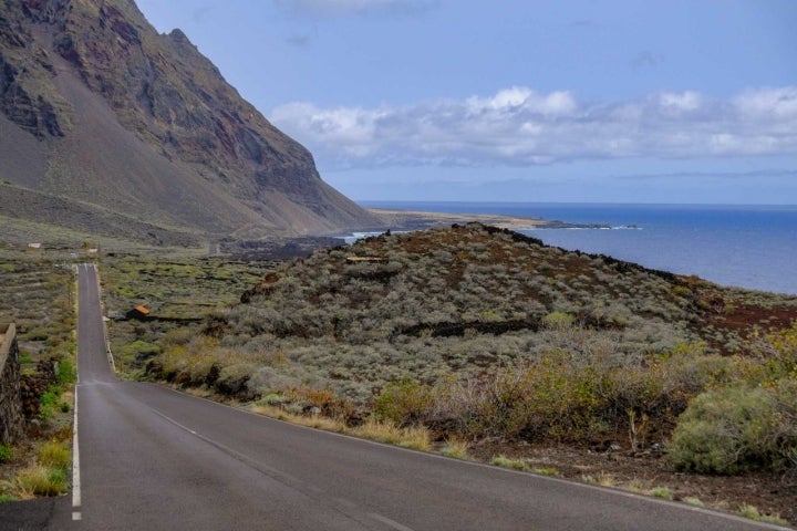 La carretera que abandona el valle del Golfo al bordear la montaña se adentra en un paisaje lunar.