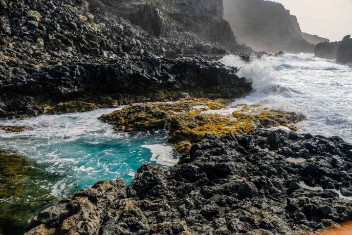 Costa de El Hierro donde se aprecia las negras rocas volcánicas con el agua turquesa del mar