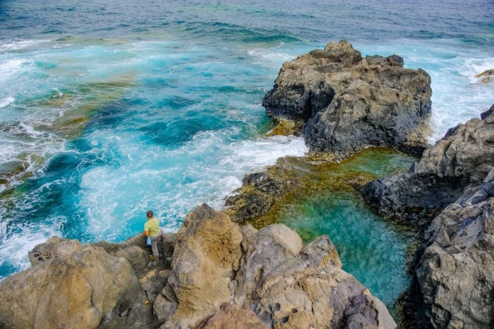 Los colores del agua del charco de Los Sargos contrastan con el fondo dorado de la piscina natural