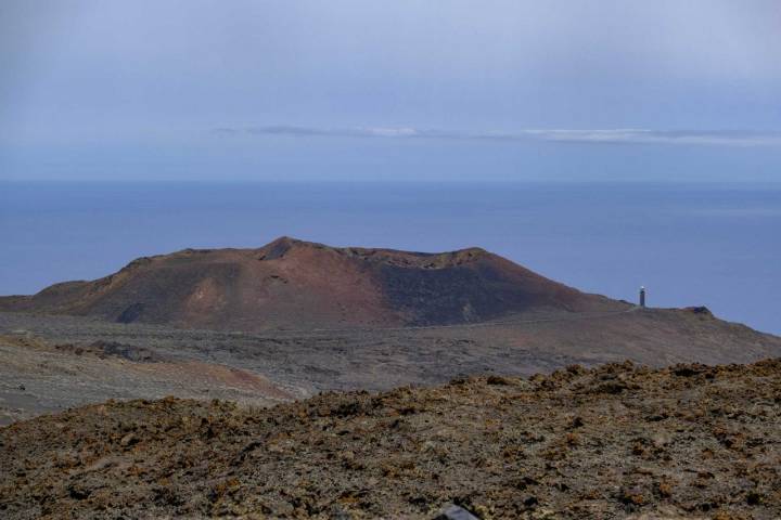 Un volcán custodia el Faro de Orchilla, cerca de donde se encontraba antiguamente el Meridiano Cero