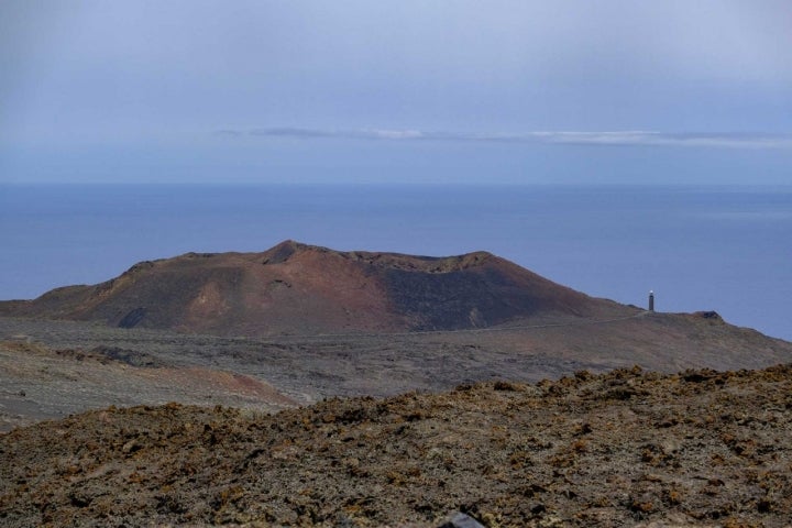 Un volcán custodia el Faro de Orchilla, cerca de donde se encontraba antiguamente el Meridiano Cero