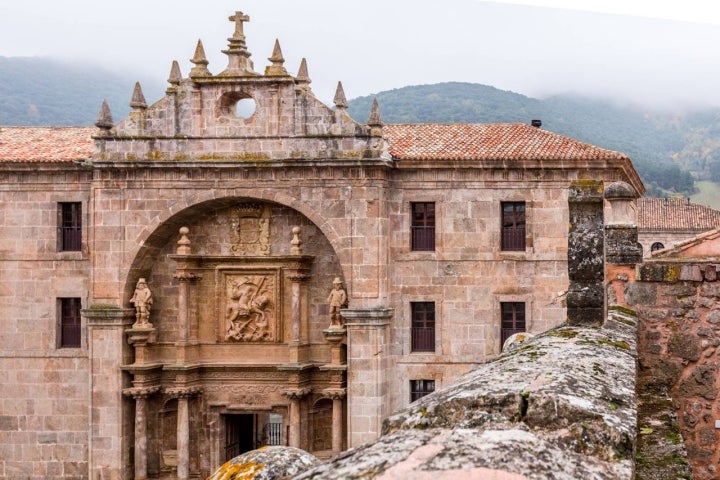 El Monasterio de Yuso da para varios paseos alrededor. Foto: Shutterstock.