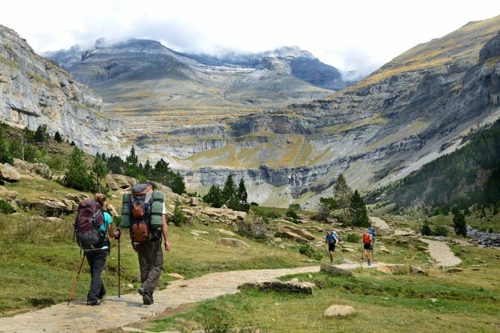 El Camino de las Cascadas recorre el fondo del cañón de Ordesa de punta a punta.