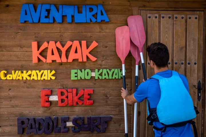 Un joven colocando los remos del kayak