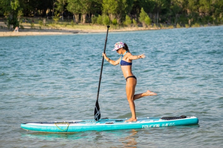 Gina hace ejercicios sobre la tabla de SUP