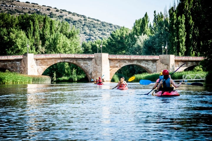 Toca pasar por debajo del puente de piedra.