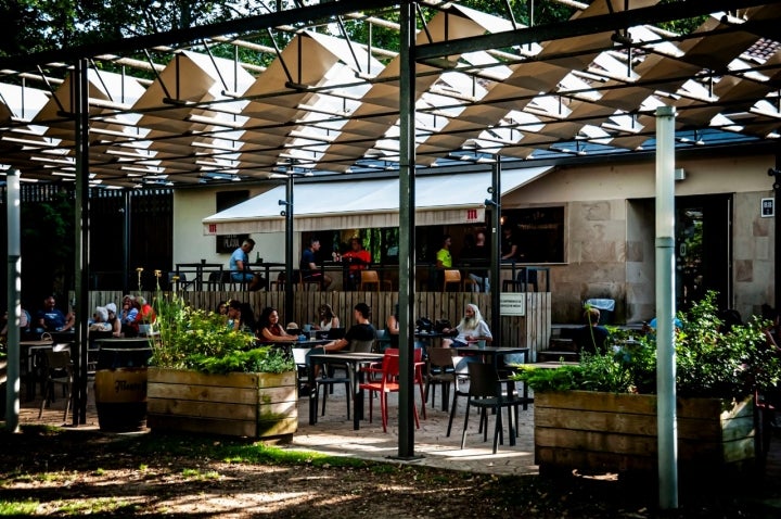 La terraza del 'Soto Playa' es una de las más agradable de la ciudad.