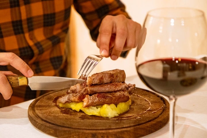 Cocina local con aires argentinos.