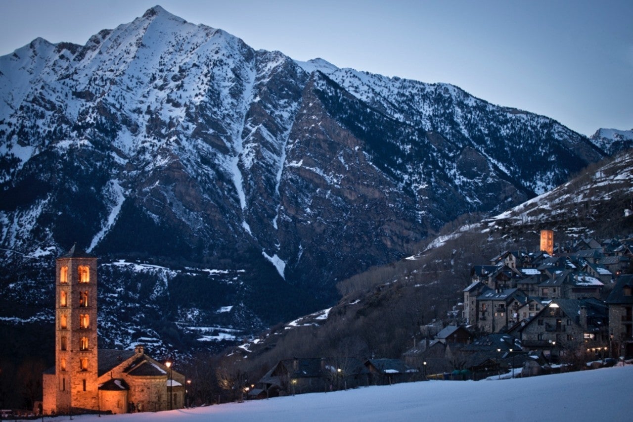 Sant Climent de Taüll al anochecer, uno de esos escenarios espectaculares del Pirineo catalán para este 2021. Foto: Sofía Moro.