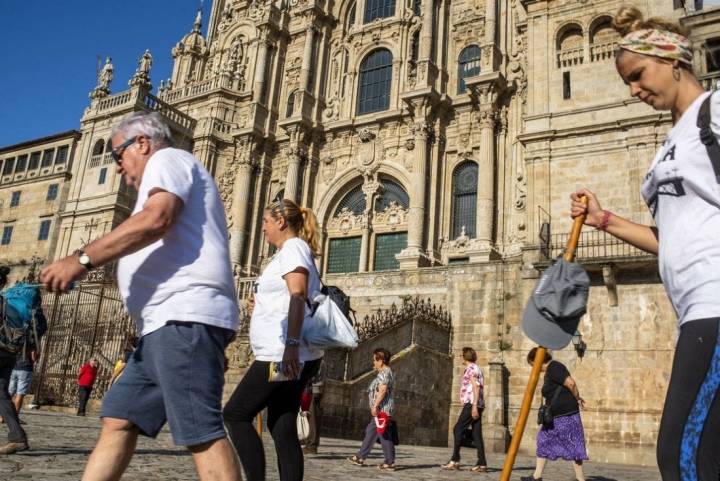 Viajes 2021: peregrino del Camino frente a la catedral de Santiago