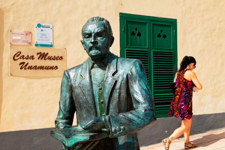 Escultura de Unamuno en Puerto del Rosario (Fuerteventura)