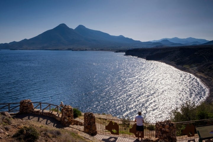 Da igual donde mires: la belleza de la Isleta del Moro (Almería) te deja perplejo.