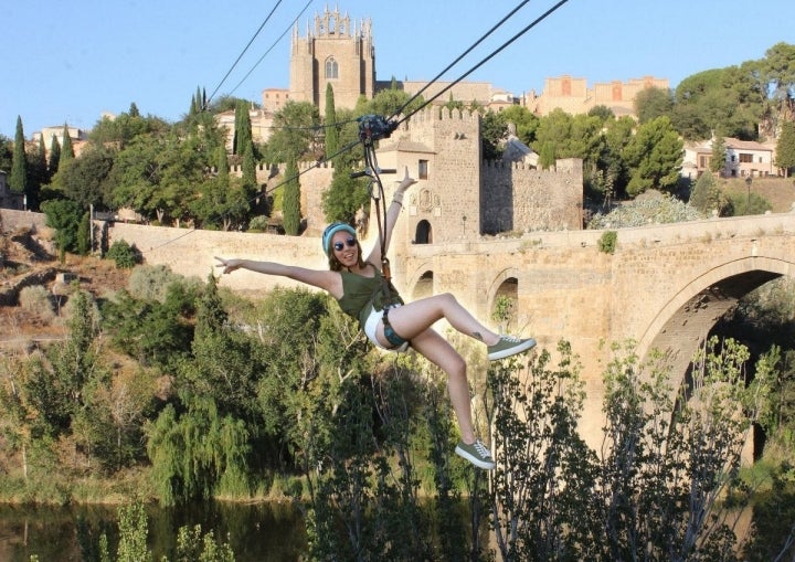 Fly Toledo, la única tirolina urbana de España, te ofrece la posibilidad de sobrevolar el Puente de Alcántara. Foto: Fly Toledo.