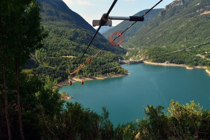 La Tirolina Valle de Tena es un balcón sobre las aguas del pantano de Búbal. Foto: Facebook