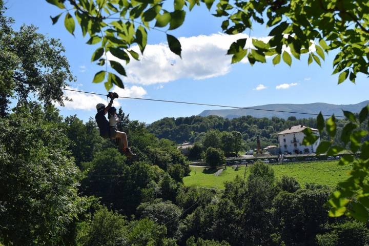 Las tirolinas de IrriSarri Land se ubican en el idílico entorno de Igantzi, en el País Vasco. Foto: IrrirSarri Land.