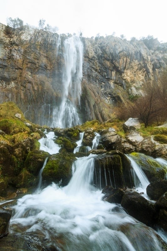 La cascada tiene un salto de 70 metros. Foto: shutterstock.