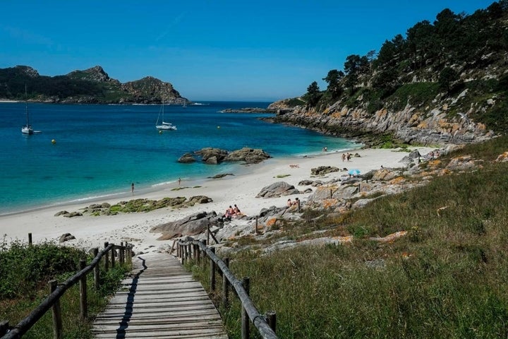 En las Islas Cíes, en Pontevedra, está la mejor playa del mundo, según 'The Guardian'. Aunque lo cierto es, que si el viento sopla del norte, lo que es bastante habitual en las islas, hay que ir a la de Nosa Señora. Por la tarde, llega un momento que te quedas sin playa por la subida de la marea, pero hasta entonces, es una delicia. Dan muchas ganas de empezar a bajar esa pasarela de madera, ¿no es verdad?