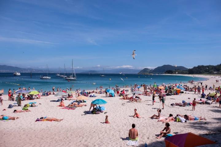 Los fines de semana las playas de Cíes, especialmente la de Rodas, reciben miles de visitas.