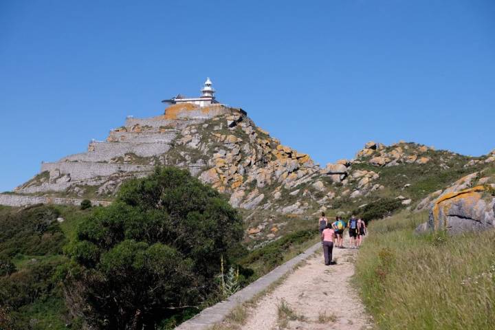 El gran Faro de Cíes, con su subida en zigzag, es el más fotografiado del archipiélago.