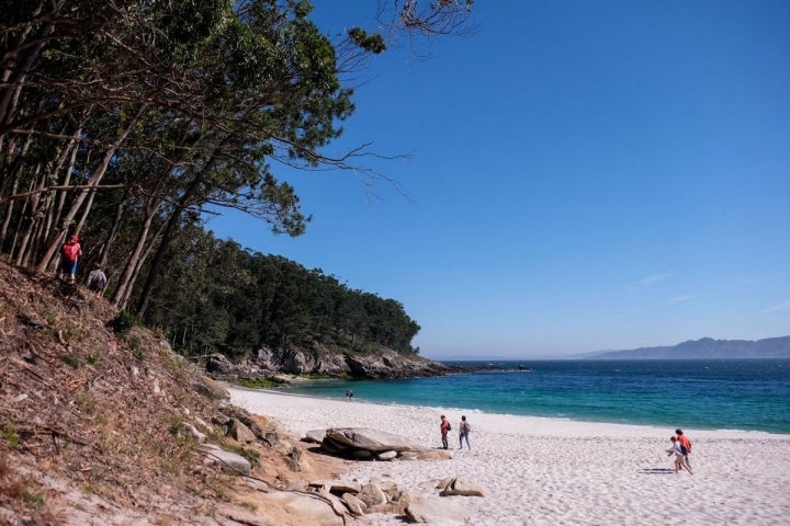 En la playa de los Alemanes uno se puede bañar como llegó a este mundo, aunque muchos optan por dejarse el bañador.