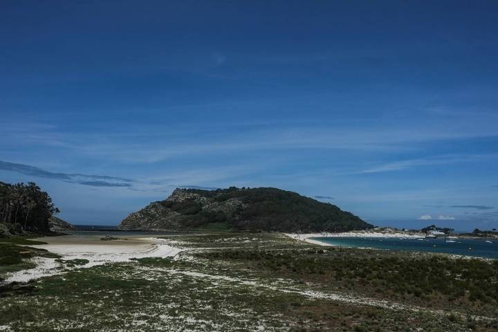 La playa de Rodas y el Lago de Cíes, uniendo la Isla del Norte y la del Medio, otra imagen increíble de Cíes.