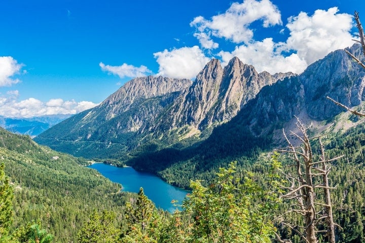 Sort: Lago San Maurici con los picos gemelos Los Encantats al fondo. Foto: Shutterstock