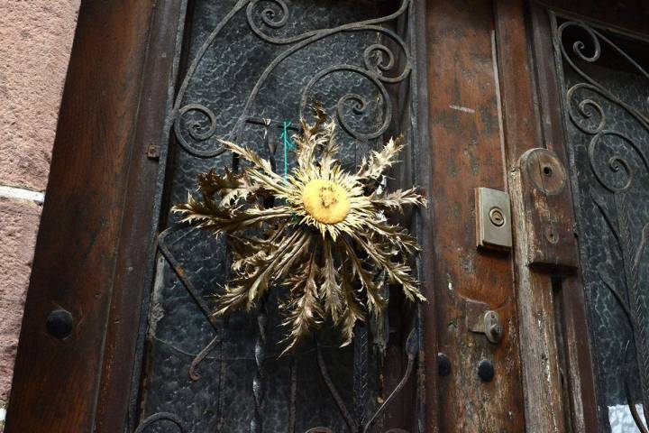 Zugarramurdi: Cardo de brujas clavado en una puerta. Foto: Alfredo Merino | Marga Estebaranz
