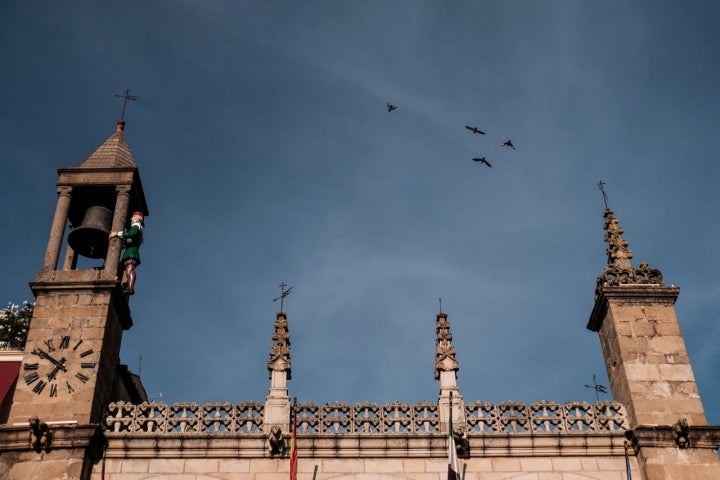 El Abuelo Mayorga, custodio del reloj de la Plaza Mayor, es un icono de la ciudad.