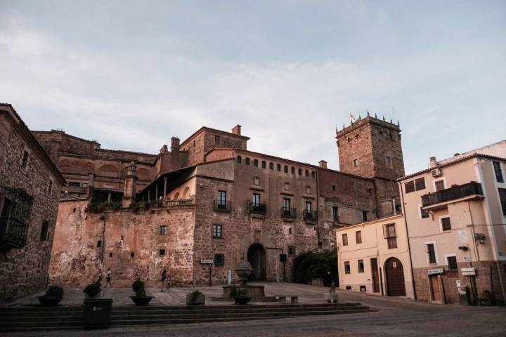 El Palacio de Mirabel, al fondo con su torre y su fachada imponente, vivienda de los Falcó.