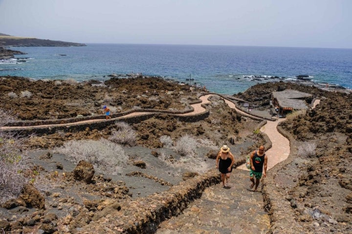 Senderos que bajan a la piscina natural de Tacorón en El Hierro.