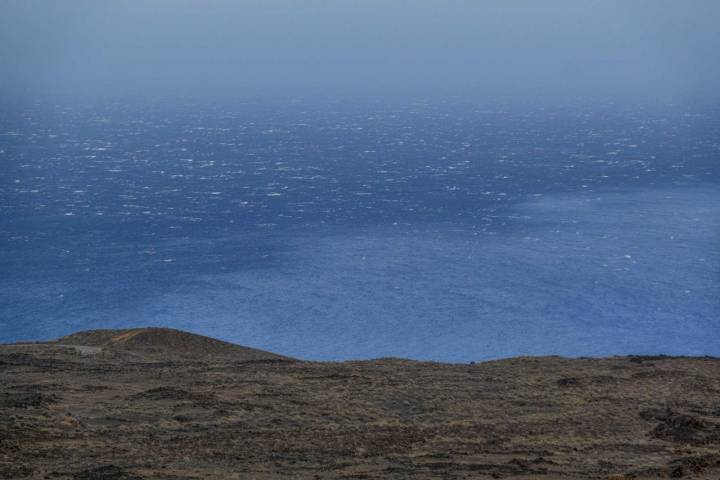 Vista del mar donde se aprecia la línea divisoria que da comienzo al Mar de las Calmas