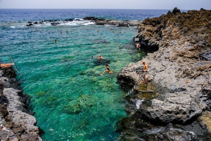 Una niña salta en la piscina principal de Tacorón