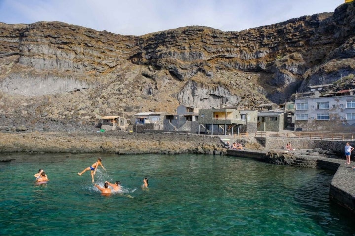 Un grupo de niños juega en la piscina principal del Pozo de las Calcosas, en El Hierro.