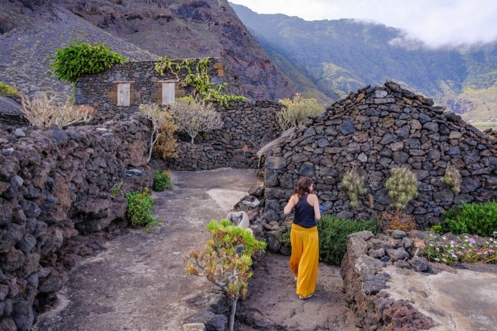 Mujer paseando por el poblado de Guinea, primer asentamiento en El Hierro.