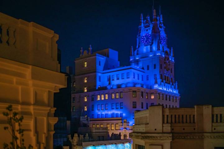 El Edificio Telefónica de Madrid iluminado de noche